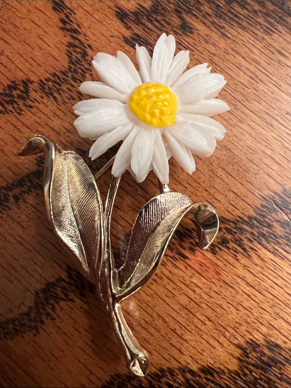 Vintage Sarah Coventry White Daisy Brooch with Yellow Center and Silver Leaves
